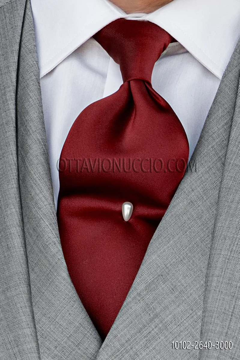 Cravate en satin rouge