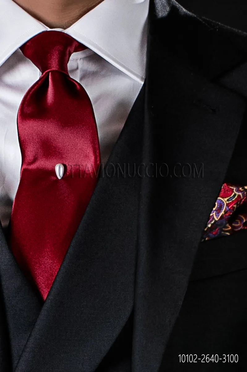 Cravate en satin rouge