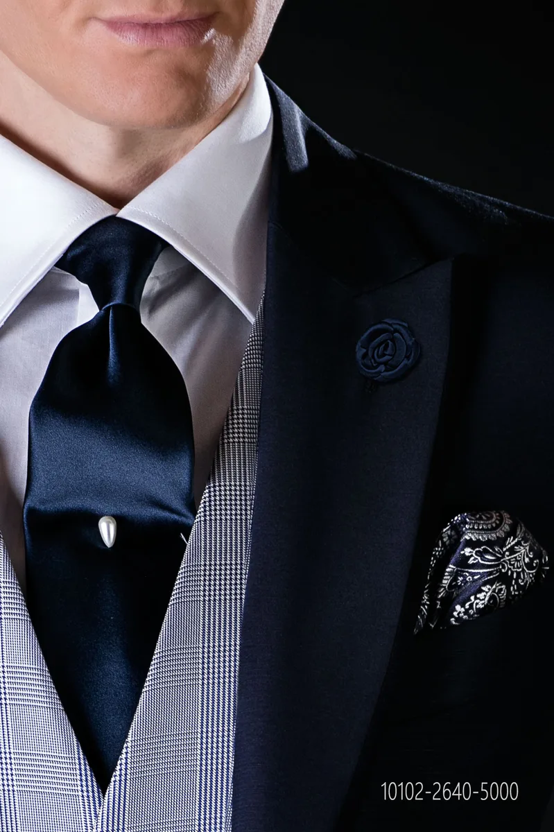 Cravatta in raso blu.