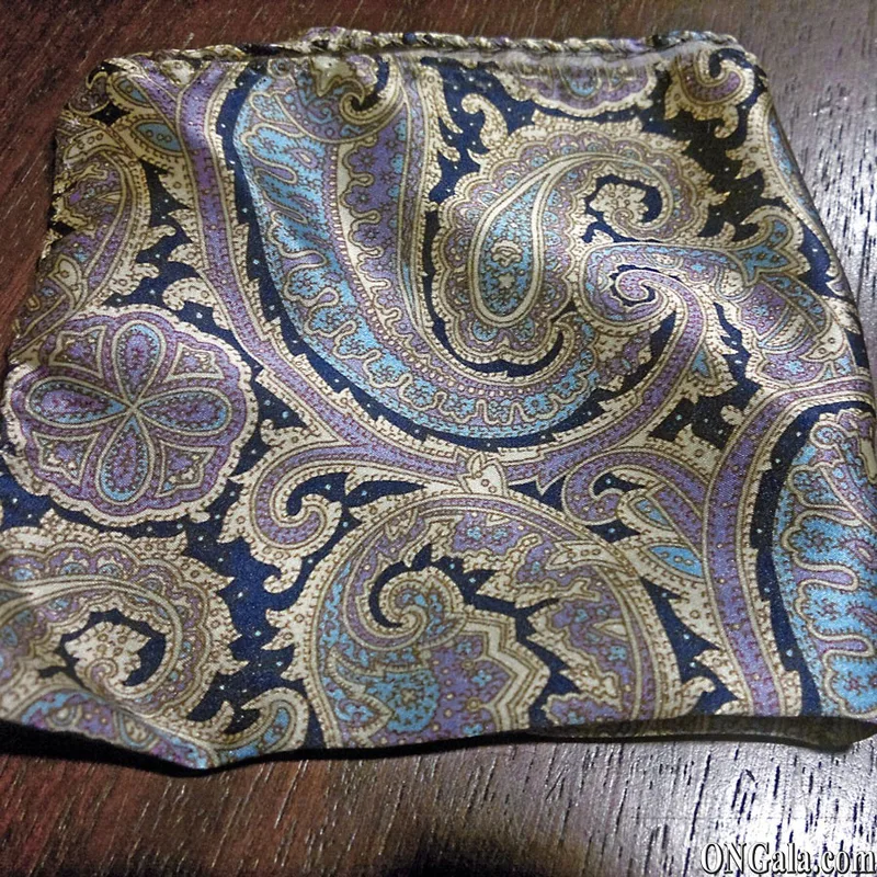 Pochette de costume en soie motif cachemire bleu