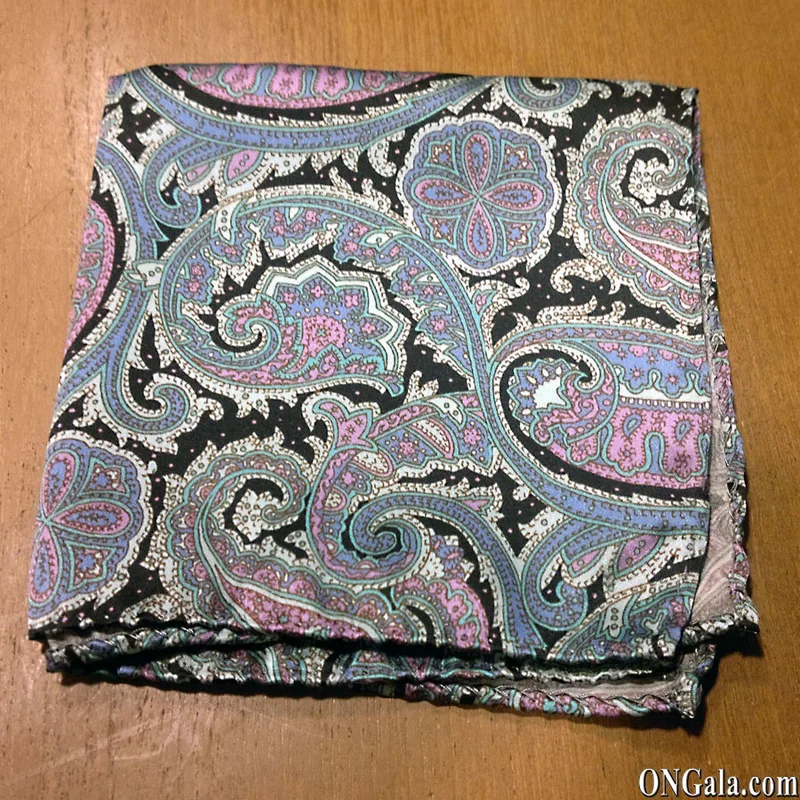Pochette de costume en soie motif cachemire bleu ciel