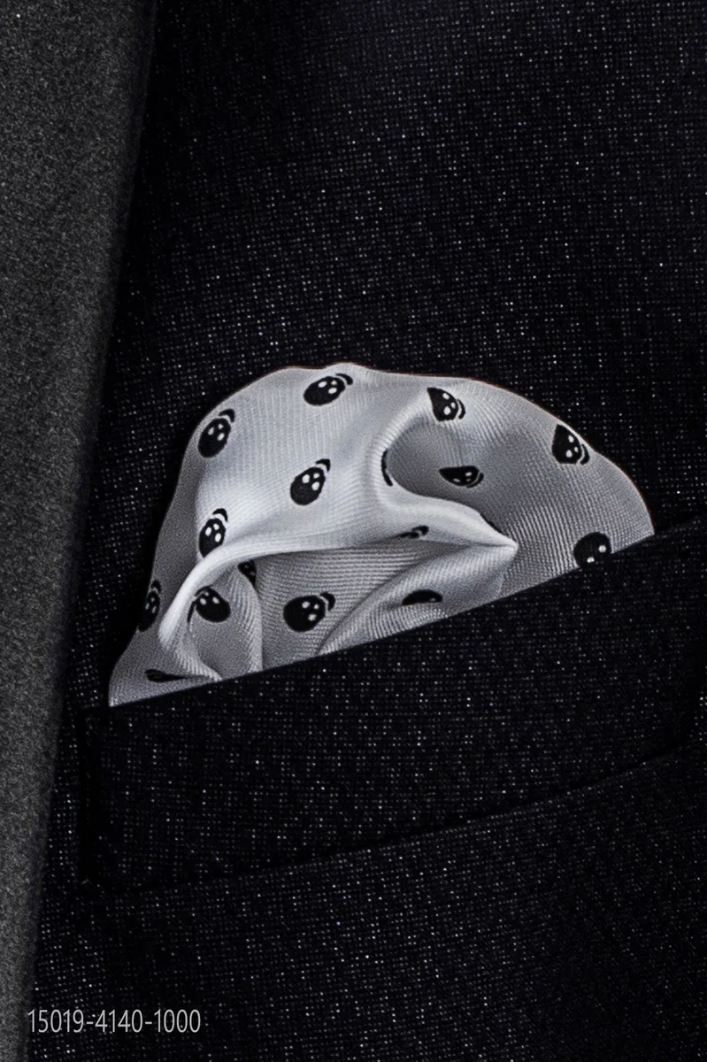 Pochette de costume blanche avec Têtes de mort noires