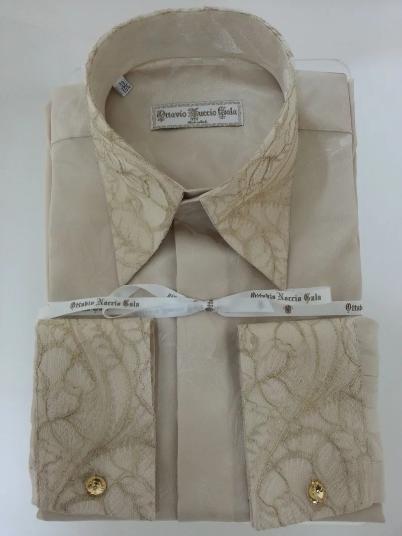 Camisa beige con puntilla oro