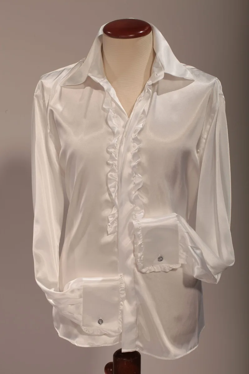 Chemise en satin ivoire avec volant