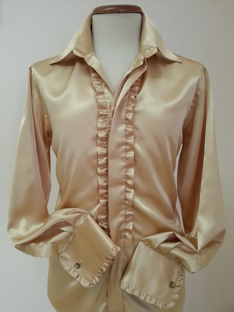 Hemd, gold, aus Satin mit Volant