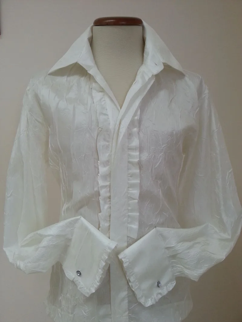Camisa blanca con volantes arrugada
