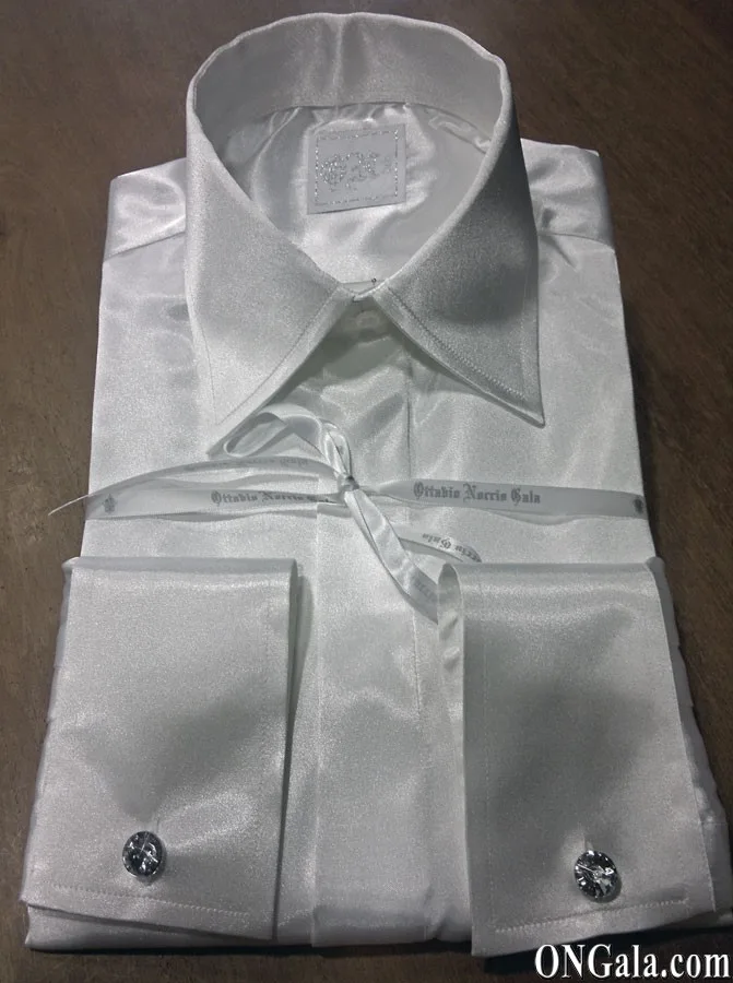 Weißes Hemd, aus Satin