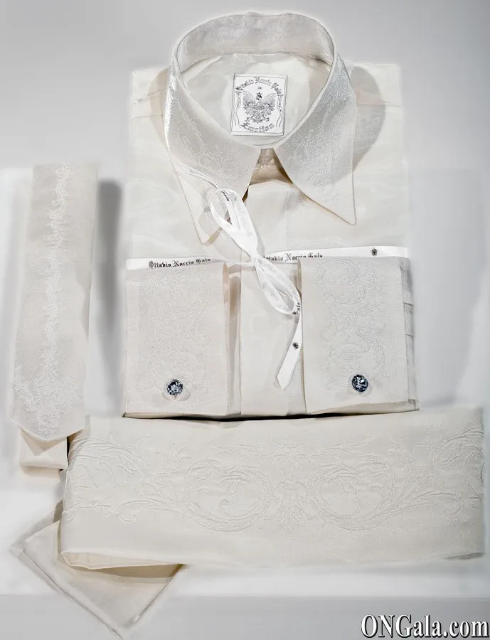 Camicia, Cravatta e Fascia in tessuto lurex bianco naturale con ricamo