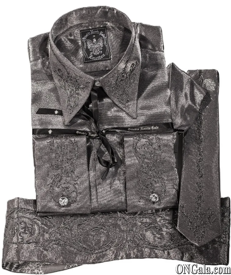 Hemd, Krawatte und Kummerbund, grau aus Lurex mit Stickerei