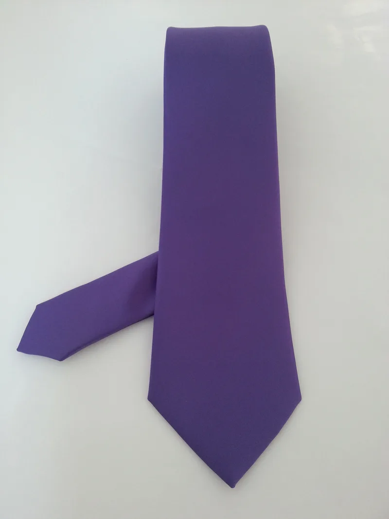 Cravatta e fazzoletto in raso viola
