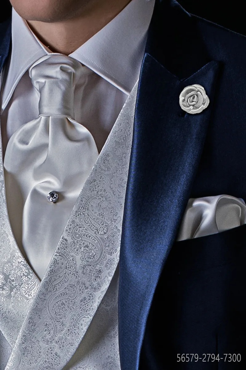 Cravattone e fazzoletto in misto seta grigio perla