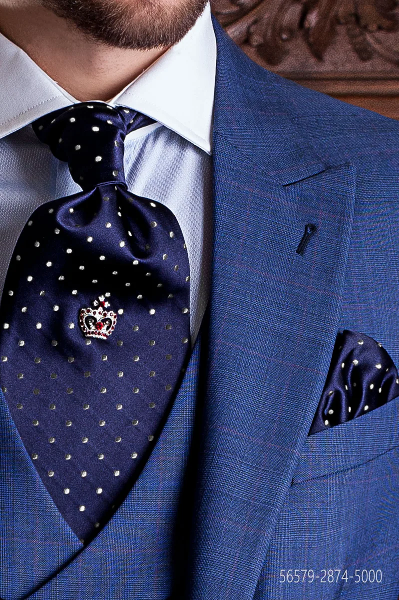 Cravattone e fazzoletto in seta blu con pois bianchi
