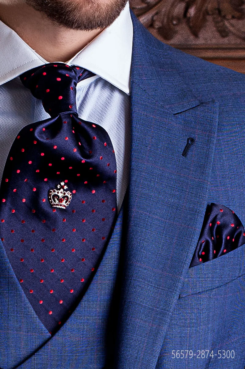 Cravattone e fazzoletto in seta blu con pois rossi