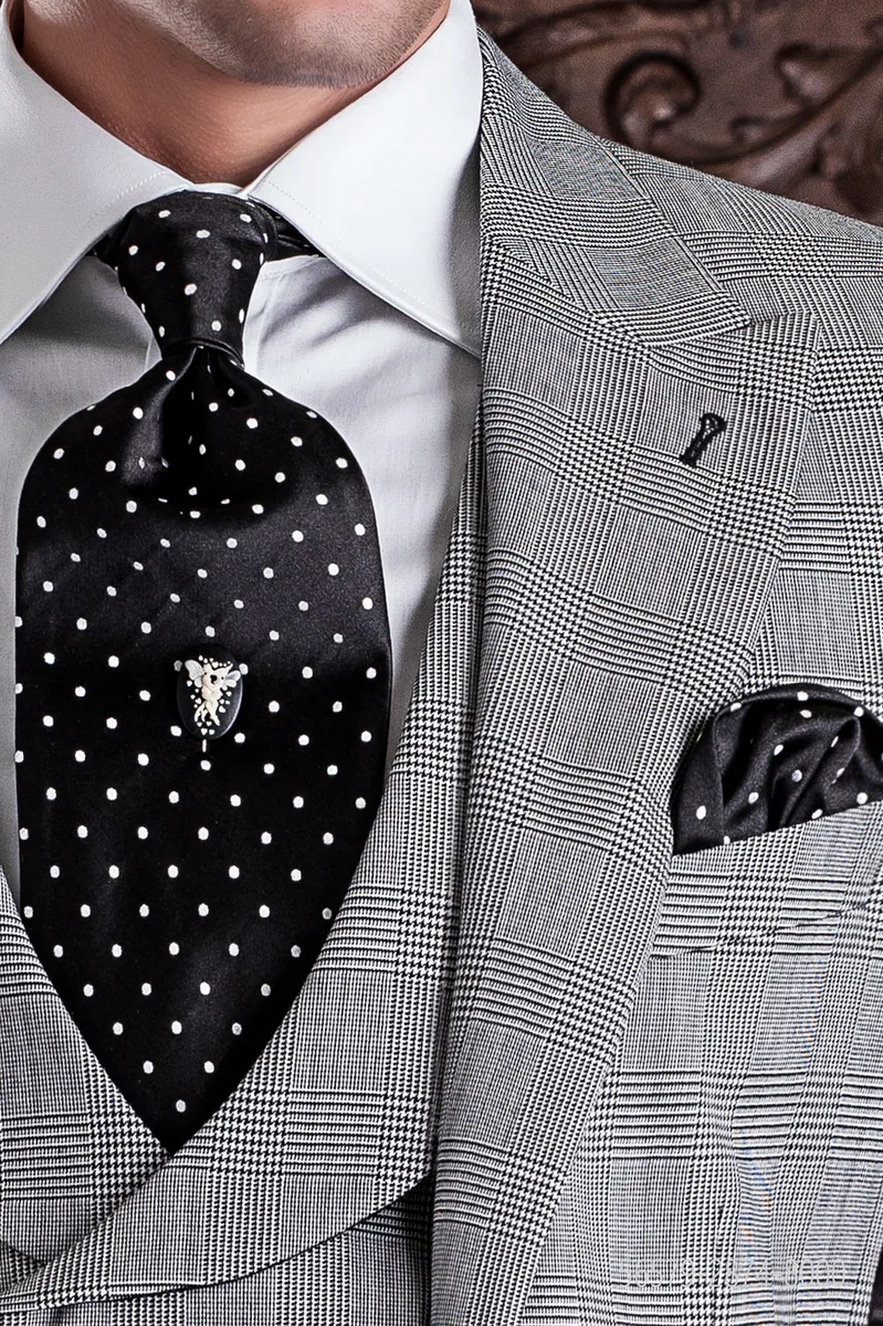 Cravattone e fazzoletto in seta nero con pois bianchi