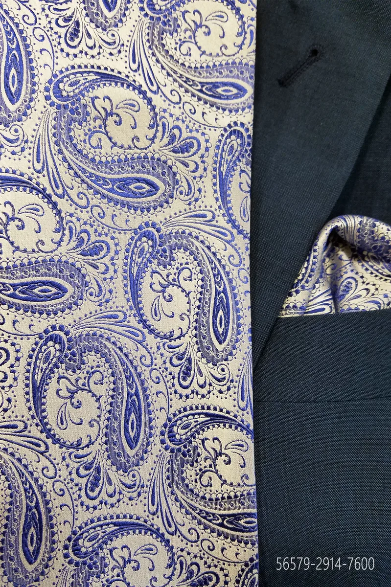 Plastron und Einstecktuch aus perlgrauer Kaschmirseide mit Royalblau