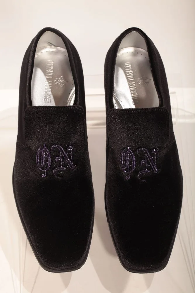 Chaussons velours noirs brodés noir-violet