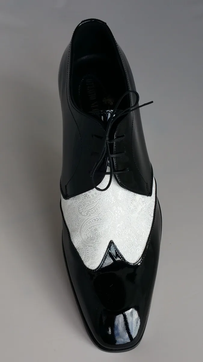 Two-coloured lace-up shoes in black and white brocade