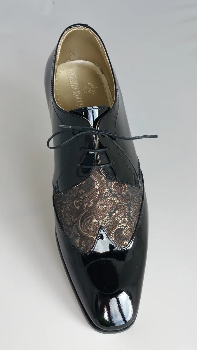 Two-coloured lace-up shoes in black and brown brocade