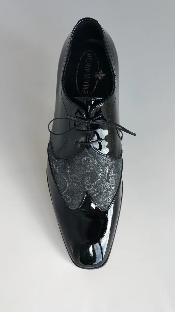 Two-coloured lace-up shoes in black and grey brocade