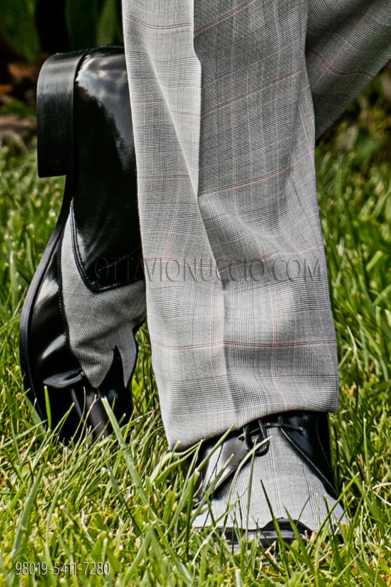 Schuhe schwarz aus Leder und Schottenmuster Stoff