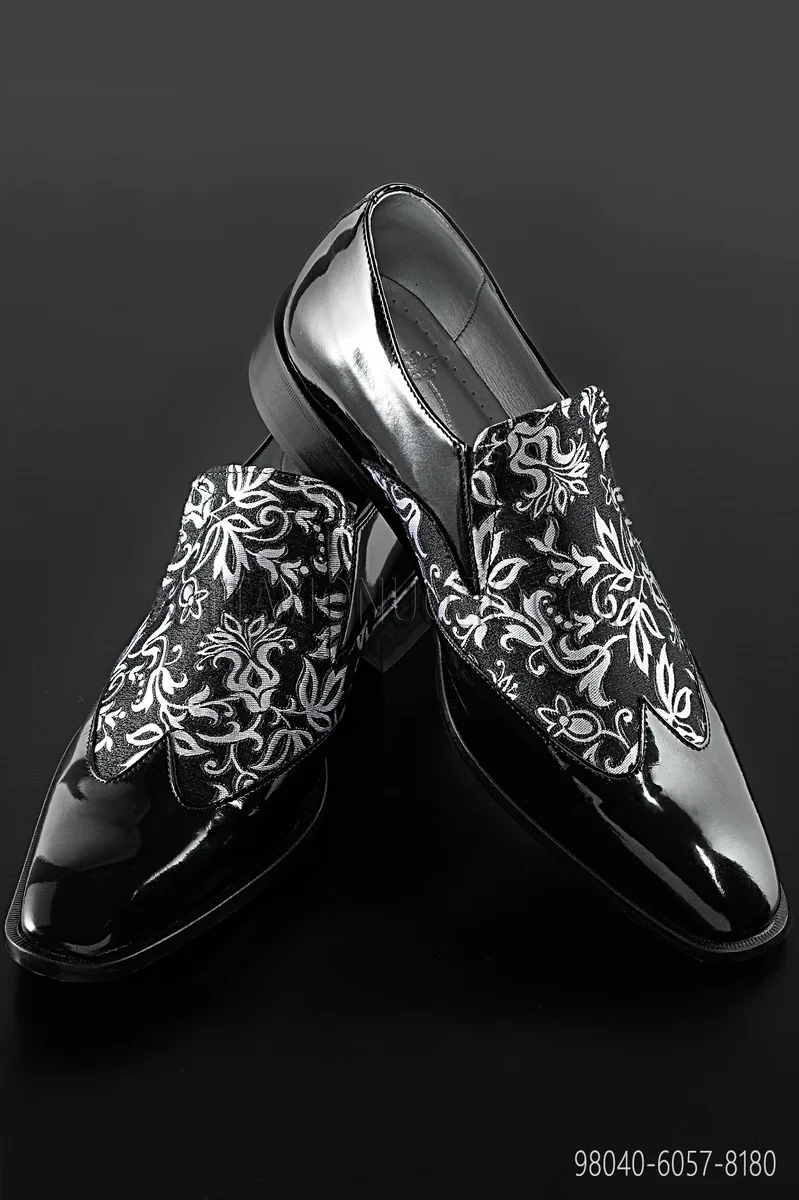 Two-Coloured Patent Leather Shoes in Black