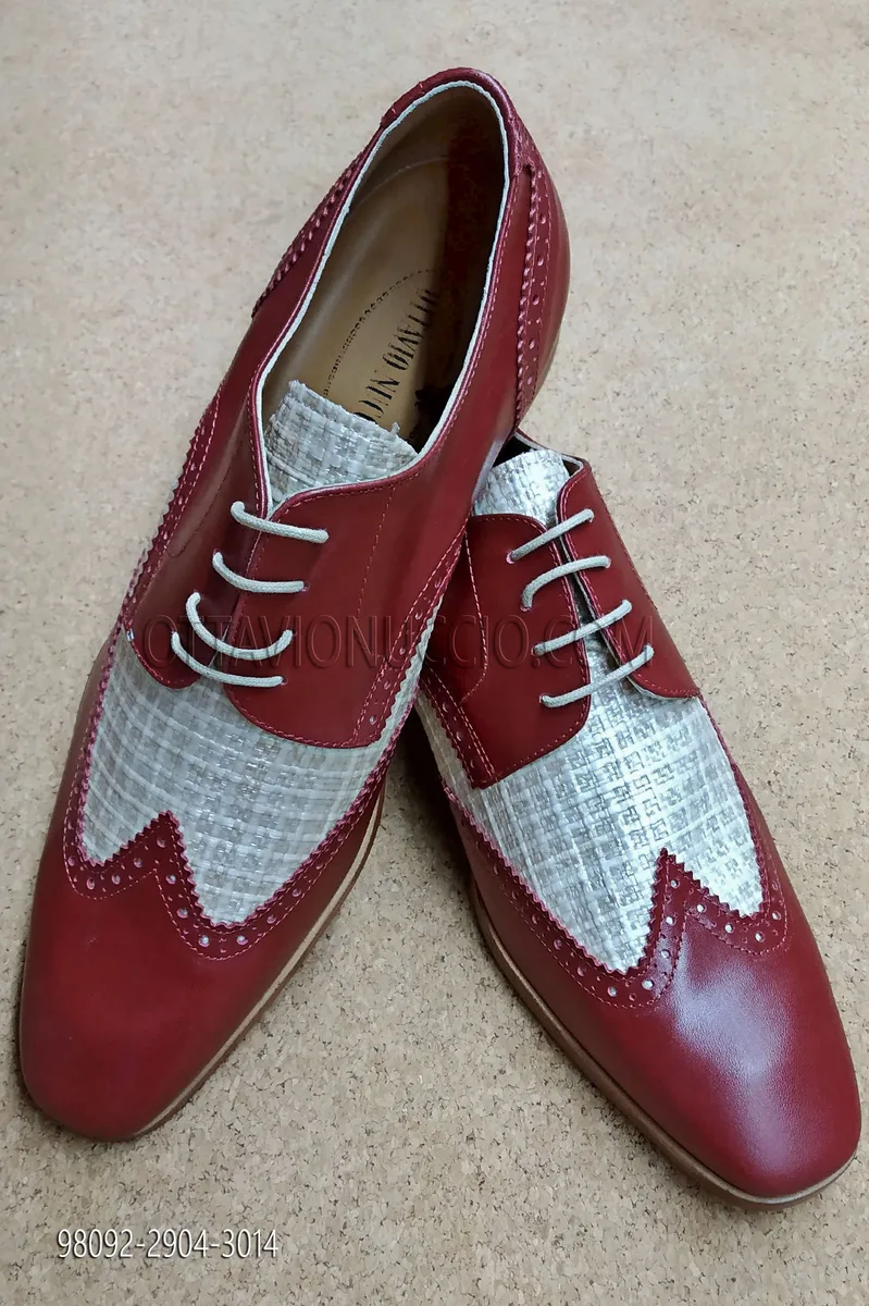 Zweifarbiger roter Schuh mit 4 Löchern