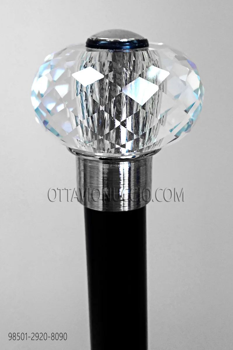 Bâton noir avec pommeau en forme de sphère en cristal