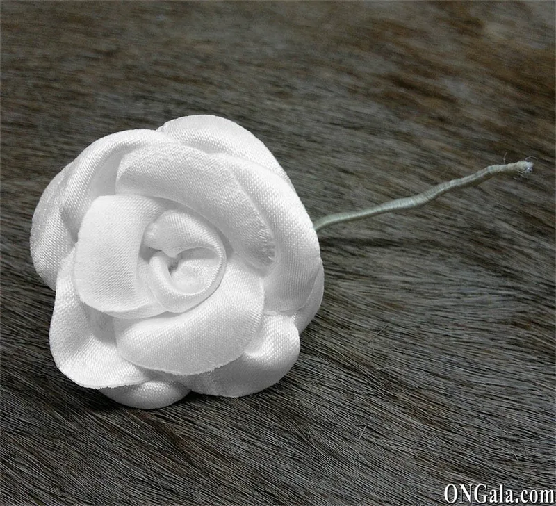 Fleur en satin blanc