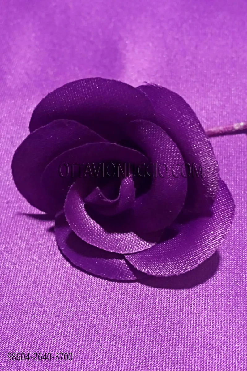 Fleur en satin violet