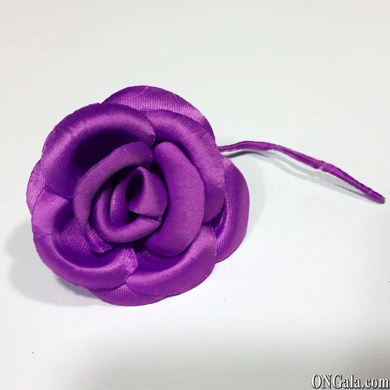 Fleur en satin violet