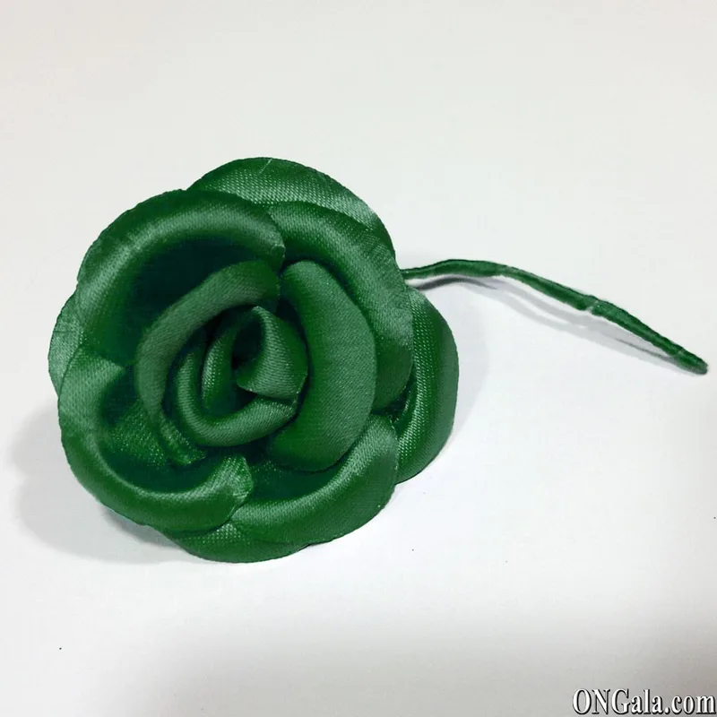 Fleur en satin vert
