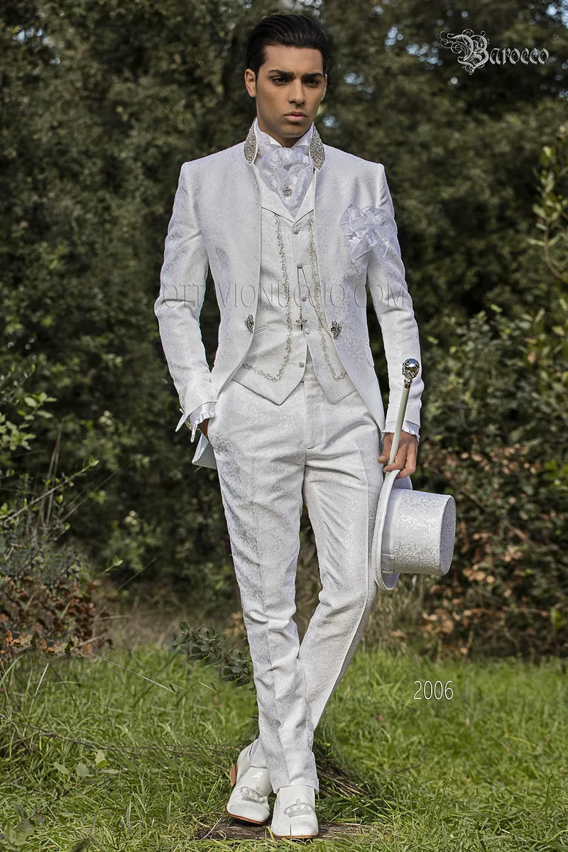 Levita traje de novio de época Barroco brocado blanco con cuello mao de pedrería 1