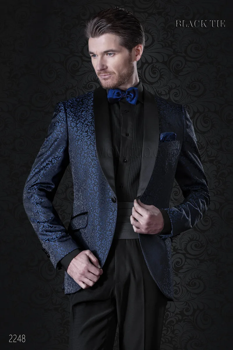 'Esmoquin azul jacquard solapa chal de raso y pantalón negro 1