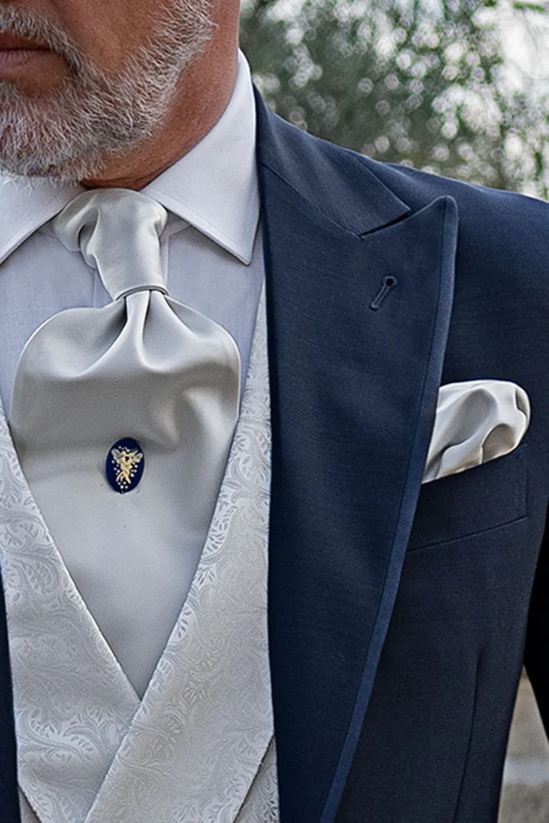 Italienischer blauer Cut Anzug mit graue gestreifte Hose 3