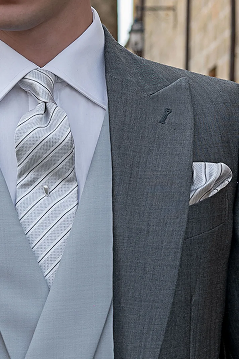 Cravatta e fazzoletto seta jacquard righe grigio su fondo bianco