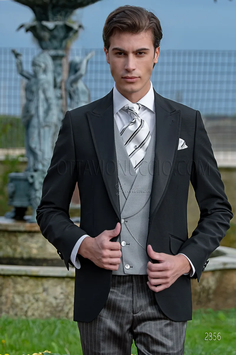 Costume mariage homme noir, pantalon à fines rayures et gilet gris 1