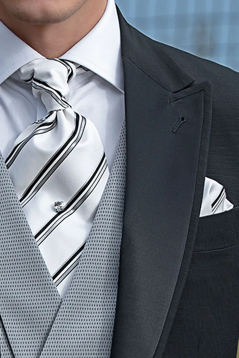 Costume mariage homme noir, pantalon à fines rayures et gilet gris 5