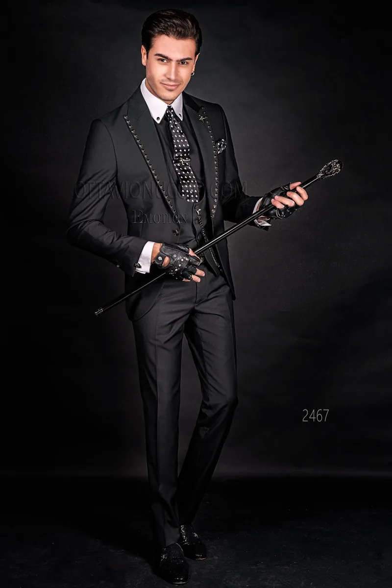 Abito sposo nero steampunk con applicazioni metalliche teschi 1