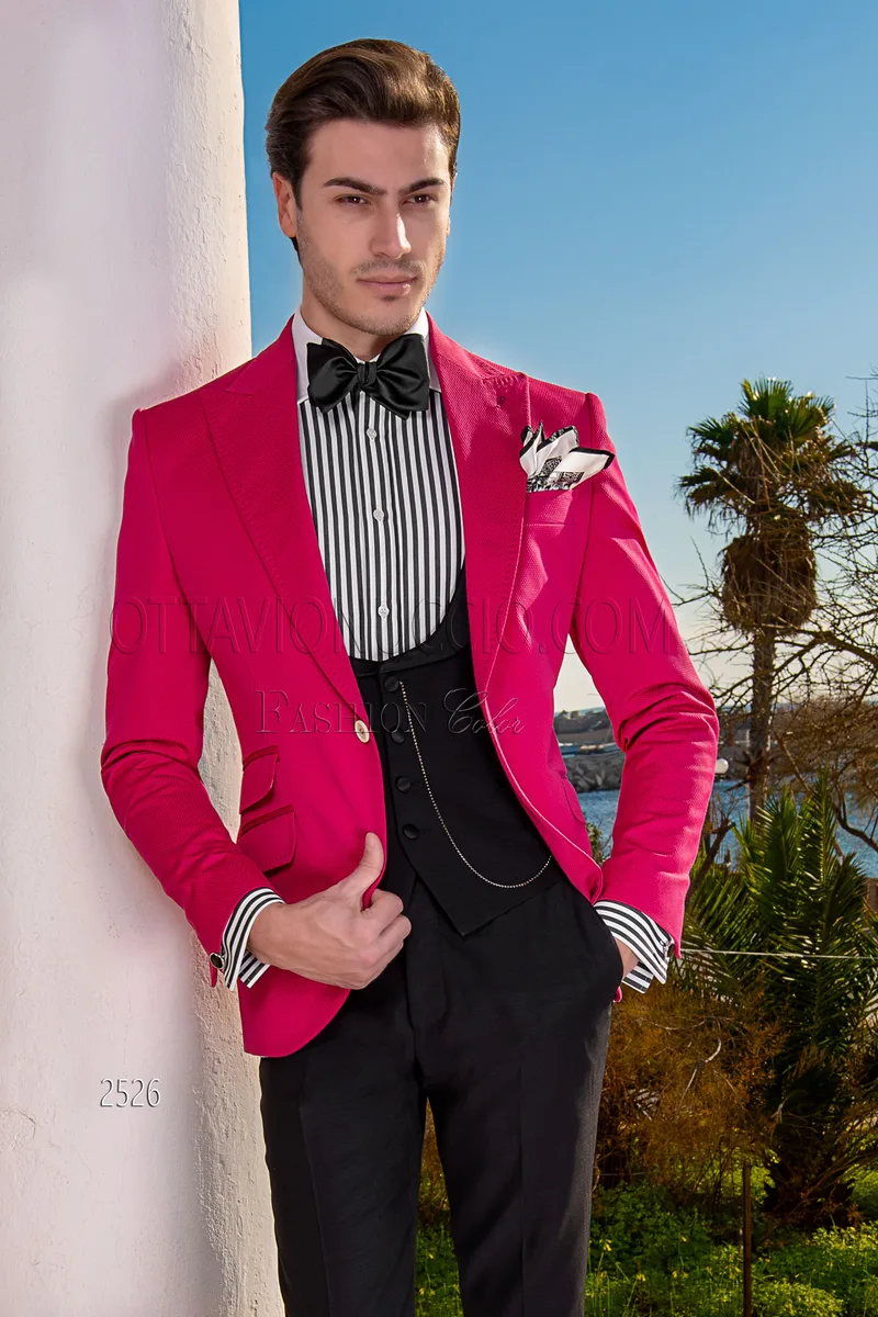 Blazer fucsia en piqué de algodón con chaleco y pantalón negros 1