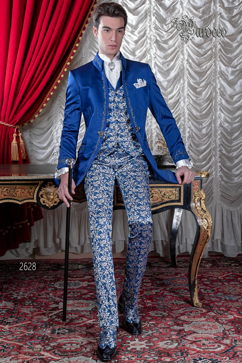 Levita barroco raso azul bordado plata, chaleco y pantalón brocado 1