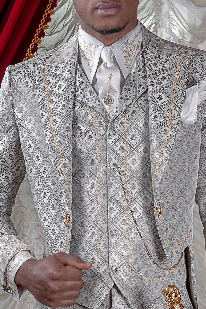 Queue de pie mariage baroque de luxe, brocart gris claire brodé or 3