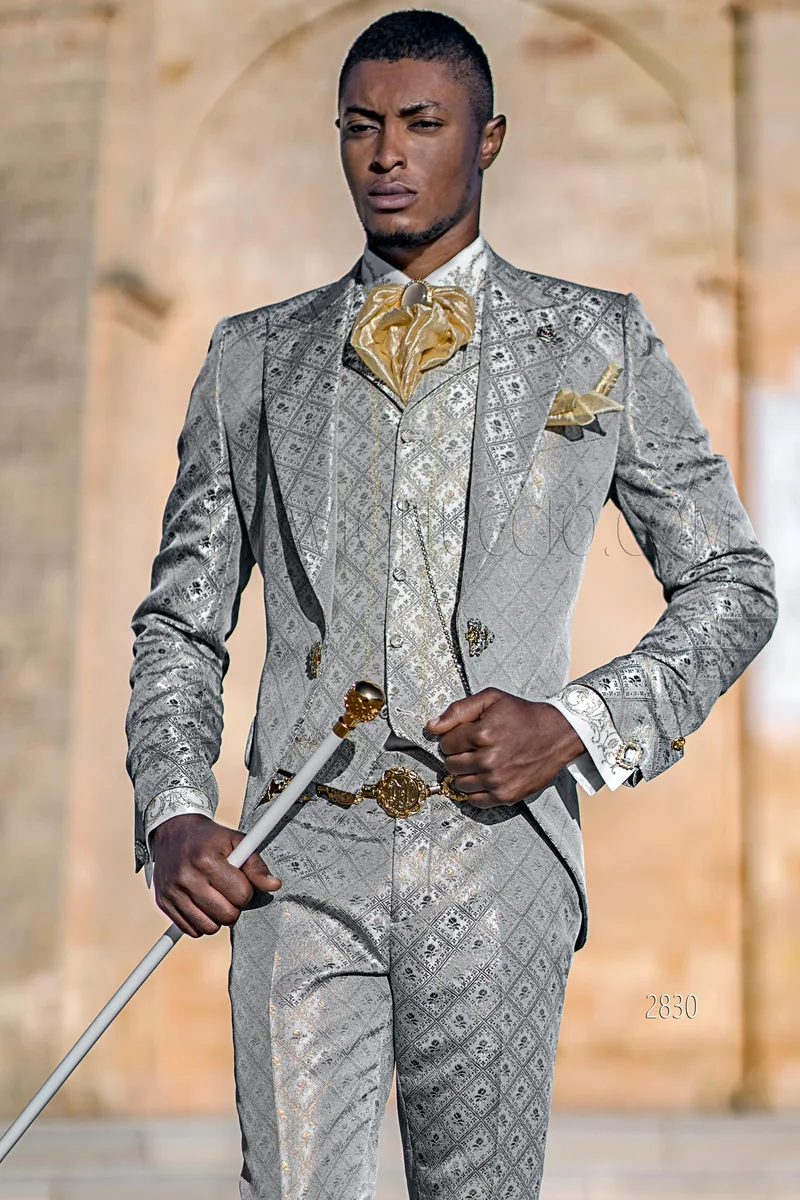 Costume de marié brocart gris perle pour mariage baroque brodé or – pa