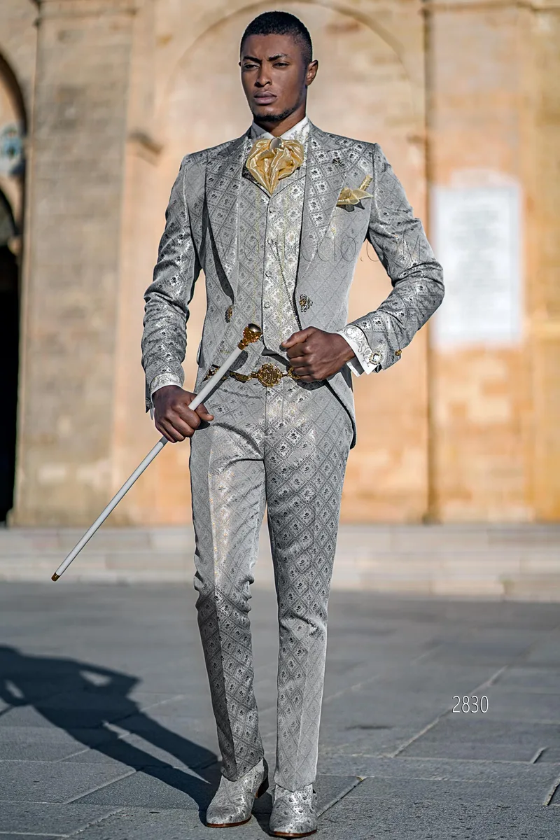 Costume de marié brocart gris perle pour mariage baroque brodé or – fi