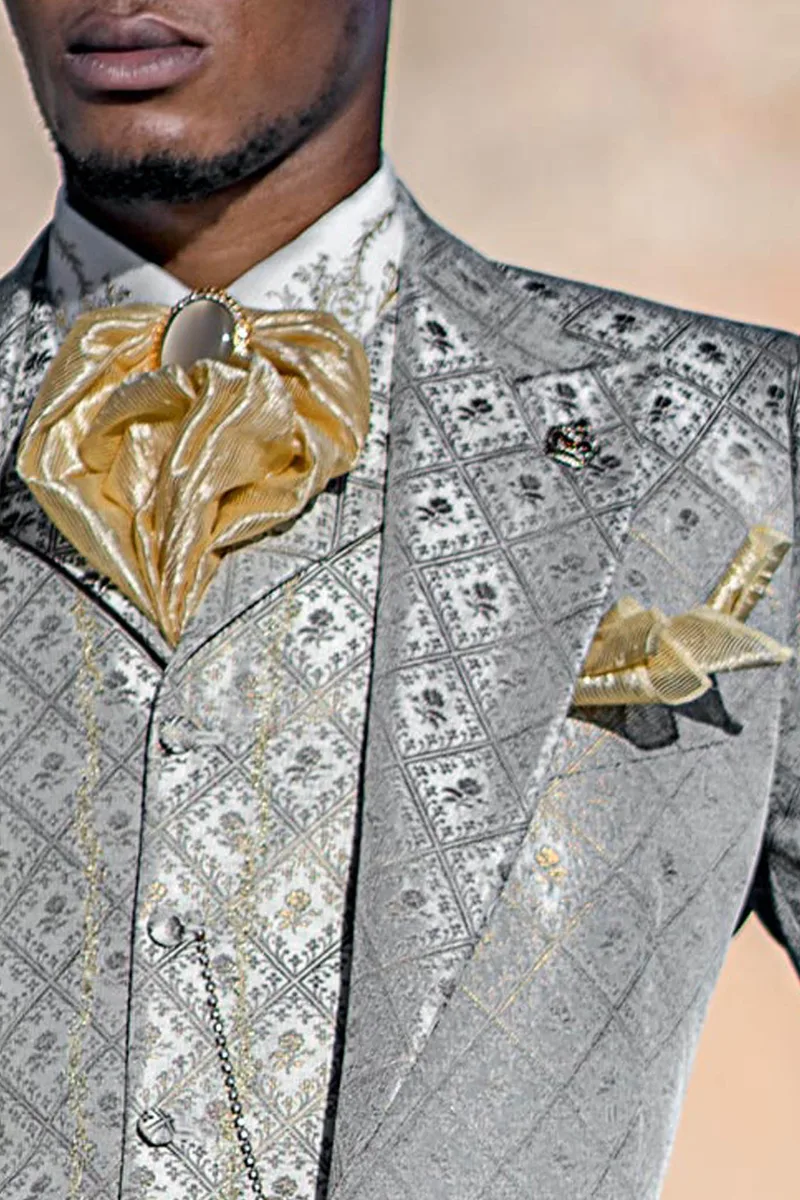 Costume de marié brocart gris perle pour mariage baroque brodé or 3