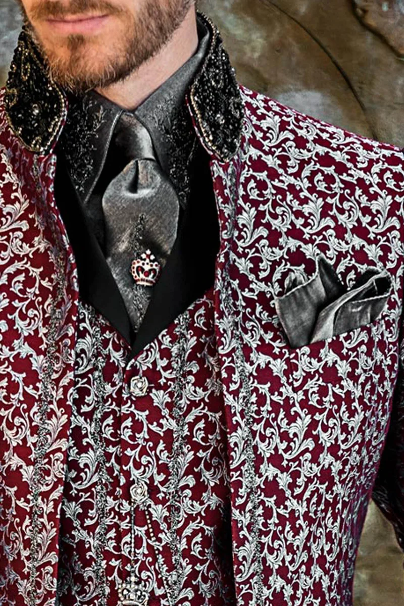 Traje de novio frac gótico brocado rojo plata con bordado plata cuello pedrería 3