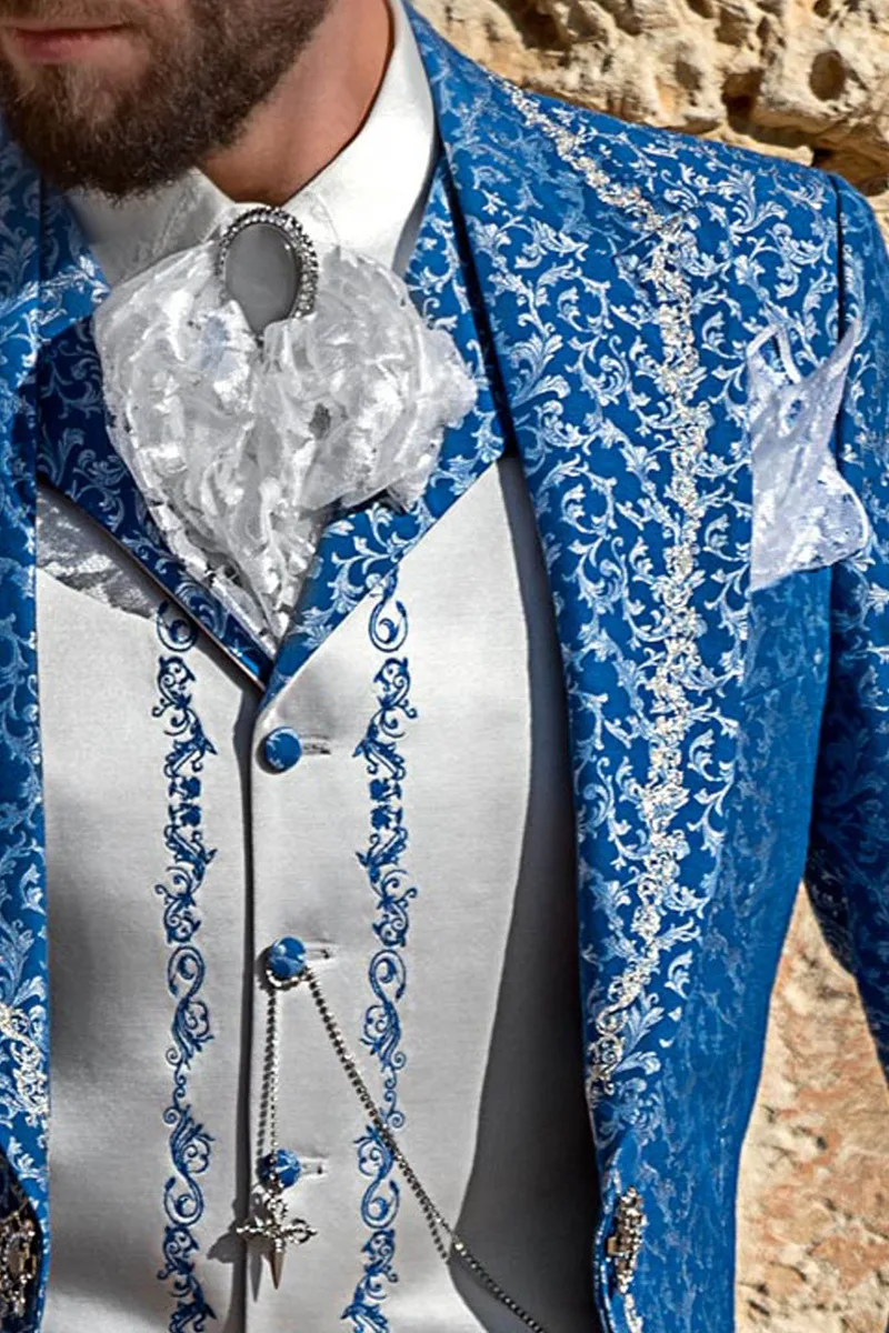 Traje de novio de época frac barroco bordado brocado azul royal y plata 3