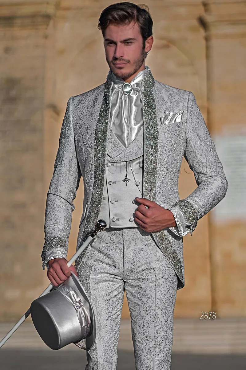 Redingote baroque brocart gris perle pour marié avec strass en cristal – pa