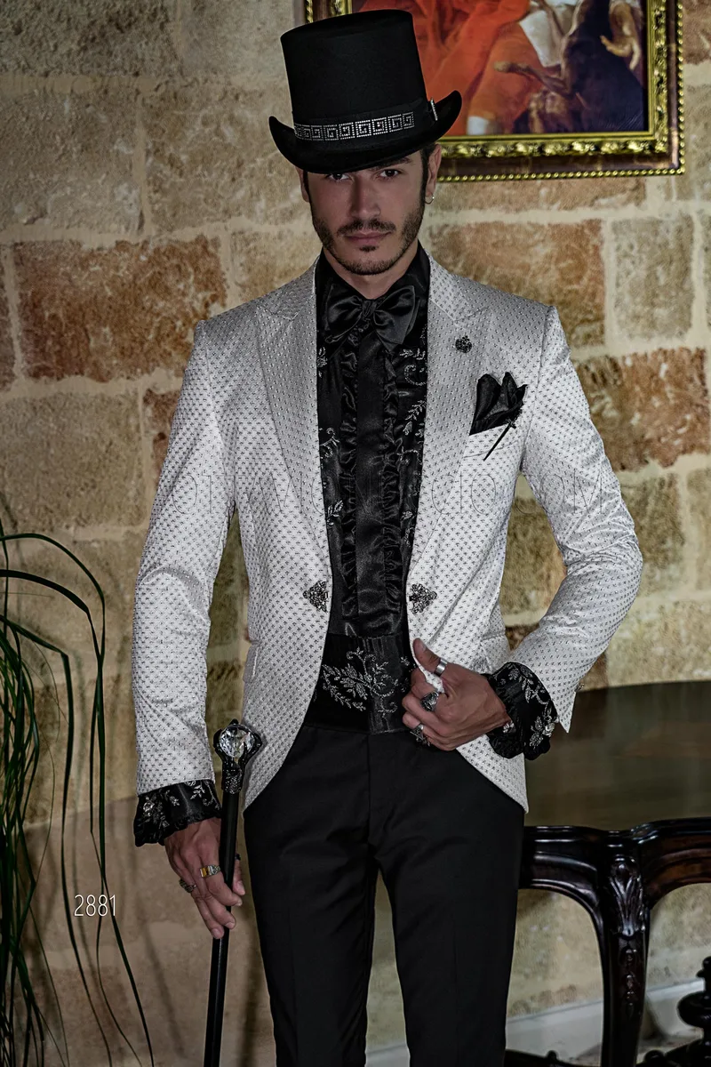 Costume style steampunk, veste satin blanc avec broderie argentée 1