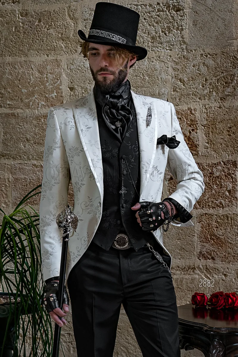 Redingote ivoire de mode gothique avec broderie argentée et pantalon noir – pa