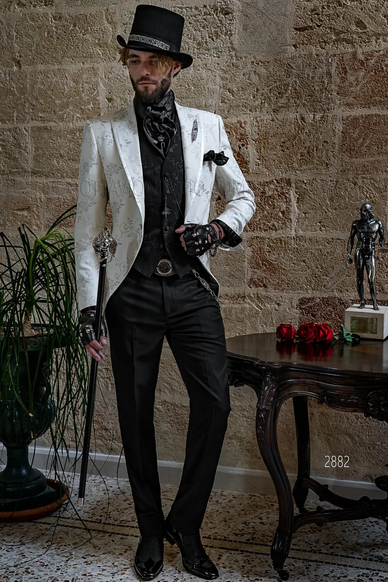 Redingote ivoire de mode gothique avec broderie argentée et pantalon noir – fi